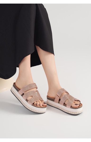 UDOBNI NATIKAČI S PLATFORMO V ROSE GOLD BARVI